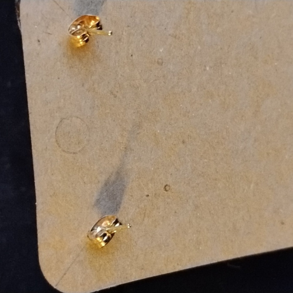 Hand Crafted Elegant Gold and Clover Design Stud Earrings - Picture 3 of 4